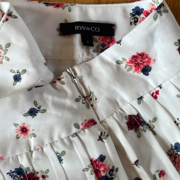 White floral pleated skirt, rw&co, size 4 - Picture 4 of 4